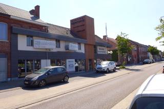 Gelegen aan de drukke Kuringersteenweg, met een groot aantal handelszaken in de directe omgeving, heeft dit handelspand een commerciële topligging...