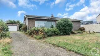 In het centrum van Veerle Laakdal gelegen te renoveren laagbouw eengezinswoning type open bebouwing met 3 slaapkamers, ruim terras en een grote tuin op een riant perceel van maar liefst 18A 52CA.<br /><br />Deze eigendom kan normaliter ook opgesplitst worden in 2 percelen voor HOB en 1 perceel voor open bebouwing!!!!<br />Opmetingsplan beschikbaar op eenvoudig verzoek.<br /><br /><span>Indeling</span><br />+ Ruime inkomhal<br />+ Technische ruimte met CV - installatie<br />+ Spatieuze L-vormige leefruimte met veel lichtinval<br />+ Aangrenzende keuken met eethoek<br />+ Sasje thv achterdeur met lavabo, douche en ingemaakte kastenwand<br />+ Nachthal<br />+ Apart toilet<br />+ Slaapkamer 1<br />+ Slaapkamer 2<br />+ Slaapkamer 3 met ingemaakte kastenwand<br />+ Badkamer met lavabomeubel met dubbele lavabo en ligbad<br />+ Betegeld terras achter de woning<br /><br /><strong><span>Bijgebouwen</span></strong><br />+ Bijgebouw 1: garage met aansluitend erachter extra bergruimte<br />+ Bijgebouw 2: garagegebouw waar een mobilhome in past<br /><br /><strong>Energie &amp; technieken</strong><br />+ EPC: 841 kWh/m²/jaar - Label F met UC: 3952186<br />+ Centrale verwarming op stookolie<br />+ Airco in de leefruimte<br />+ Overal rolluiken voorzien (deels elektrisch)<br />+ Elektrische installatie niet conform het AREI<br />+ Asbestattest in opmaak<br /><br /><span>Dit pand is onderworpen aan de renovatieverplichting van de Vlaamse overheid voor residentiële gebouwen (behoudens bij sloop binnen 6 jaar na de aankoop). Consulteer voor meer informatie de website van het Vlaams Energie- en Klimaatagentschap via </span>https://www.vlaanderen.be/een-huis-of-appartement-kopen/renovatieverplichting-voor-residentiele-gebouwen<br /><br />Gelegen in een zeer centrale doch rustige straat in Veerle, in nabijheid van het centrum met zijn winkels, scholen, openbaar vervoer. Op slechts enkele kilometers van het op- en afrittencomplex E313.