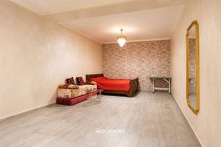 <p><span>Cette maison étonnamment spacieuse offre un agencement bien pensé, des espaces de vie agréables et de nombreuses possibilités pour ceux qui recherchent une maison familiale confortable. Avec quatre chambres, deux salles de bains, un jardin ensoleillé et une terrasse sur le toit, vous profiterez ici d’un espace généreux et d’un grand confort de vie.</span></p><p><span>Le hall d'entrée donne accès au salon convivial, qui communique avec la cuisine fonctionnelle. Au rez-de-chaussée se trouvent également une première salle de bains et une chambre. Depuis la cuisine, vous accédez à la terrasse et au jardin ensoleillé, où vous pourrez profiter en toute tranquillité de la vie en plein air. Le niveau inférieur abrite également le garage.</span></p><p><span>Le premier étage dispose de deux chambres à part entière et d’une deuxième salle de bains. Vous avez également accès à l’agréable terrasse sur le toit, un atout supplémentaire pour profiter du soleil à tout moment de la journée.</span></p><p><span>Au deuxième étage, vous trouverez une pièce de passage pratique pouvant parfaitement servir de bureau, de dressing ou de salle de loisirs, ainsi qu’une quatrième chambre confortable.</span></p><p><span>Cette maison constitue un excellent point de départ pour ceux qui aiment mettre la main à la pâte et souhaitent la moderniser entièrement selon leurs goûts. Veuillez noter que ce bien est soumis à une obligation de rénovation, ce qui offre également l’opportunité d’investir dans une maison économe en énergie et tournée vers l’avenir.</span></p><p><span>Chez Woonhoek Vastgoed, nous serons ravis de vous accompagner grâce à des conseils personnalisés et une approche professionnelle. Vous vous demandez si cette maison deviendra votre nouveau chez-vous ?</span></p><p><span>Organisez facilement votre visite en ligne, par téléphone au <strong>09 310 77 07</strong> ou par e-mail à l'adresse </span><span><strong>info@woonhoekvastgoed.be</strong></span><span>.</span></p>