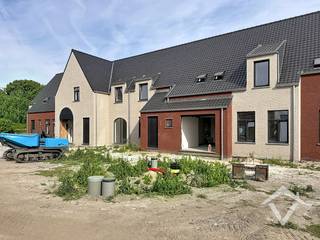 Deze nieuwbouwwoning bestaat uit: inkomhal - toilet - living - keuken - terras - tuin - wasplaats - berging - garage - nachthal - 3 slaapkamers - badkamer - zolder. <br /><br />EPC: woning in aanbouw. Vrij 1/10/2026. Huurprijs 1470 €/mnd