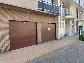 Bent u op zoek naar een veilige en vlot bereikbare parkeeroplossing in Middelkerke? Deze garagebox, gelegen in de Koninginnelaan 99, biedt een praktische oplossing voor het stallen van uw wagen of als extra opslagruimte.<br /><br />De garage heeft een afmeting van ongeveer 5,10 m diep en beschikt over een praktische indeling die geschikt is voor verschillende types wagens. Dankzij het gebouw in eigen beheer geniet u bovendien van een uiterst lage syndicale kost.<br /><br />Afmetingen:<br /><br />Hoogte: 2,02 m<br /><br />Breedte inrit: 2,12 m<br /><br />Breedte garage: 2,38 m<br /><br />Diepte: 5,10 m<br /><br />De centrale ligging in Middelkerke zorgt voor een vlotte bereikbaarheid en maakt deze garage interessant voor zowel eigen gebruik als investering.<br /><br />Voor meer informatie of een bezoek kunt u contact opnemen met Inti op inti@immofrancois.be of 0499 74 89 74.<br /><br />