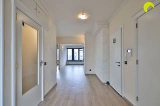 <p><span>Gelegen nabij de prestigieuze wijk rond park Den Brandt vinden we dit zeer degelijke en energiezuinige appartement met 2 slaapkamers en breed terras terug.</span></p><p><span>Vanuit deze straat zijn winkels, scholen, ziekenhuizen en openbaar vervoer binnen direct bereik. Voor de sporters en/of wandelaars zijn er vlakbij 3 parken waar ze zich naar hartenlust kunnen uitleven, tevens goede verbinding naar E19 en A12, en de Antwerpse Ring.</span></p><p><span> </span></p><p><span>Indeling</span></p><p><span>Via de zeer verzorgde gemeenschappelijke inkomhal komen we binnen in het gebouw en nemen we de lift of trap tot bij de vijfde verdieping.</span></p><p><span>Het appartement werd in 2017 zeer kwalitatief gerenoveerd. De mooie laminaatvloer loopt naar de meeste ruimtes door.</span></p><p><span> </span></p><p><span>We betreden het appartement in de inkomhal met enkele handige ingemaakte kasten en een apart toilet met handenwasser.</span></p><p><span> </span></p><p><span>Achteraan het gebouw is er de lichtrijke leefruimte met grote ramen dat aansluit aan de open keuken. Langs hier is er tevens ook toegang tot het zuidgericht terras.</span></p><p><span>De open keuken is voorzien van alle nodige toestellen: een combi-oven, inductie kookplaat, dampkap, koelkast en vaatwasser.</span></p><p><span>Naast de keuken vinden we nog een handige wasruimte met voldoende opbergplaats, een extra wasbak en uiteraard de aansluiting voor de wasmachine en droogkast.</span></p><p><span> </span></p><p><span>In het midden van het appartement bevindt zich nog de lichtrijke badkamer, deze is voorzien van een wastafel, douchecabine, toilet en een actief ventilatiesysteem.</span></p><p><span> </span></p><p><span>Er is één ruime slaapkamer, de mogelijkheid is er om zeer eenvoudig een tweede slaapkamer te creëren.</span></p><p><span> </span></p><p><span>Bij het appartement hoort nog een handige kelderberging en een privatieve autostaanplaats.<br />Een gemeenschappelijke fietsenstalplaats is ook voorzien.</span></p><p><span> </span></p><p><span>Er is een onderhoudsman dat ervoor zorgt dat alle vuilniszakken tijdig voor u buiten worden geplaatst, het vuilnis zelf mag in de vuilniskelder geplaatst worden om geurhinder te vermijden in het appartement.</span></p><p><span> </span></p><p><span>Nuttige informatie</span></p><ul><li><span>EPC: 143 kWh/m²</span></li><li><span>Asbestveilig </span></li><li><span>Elektrische keuring is conform</span></li><li><span>Dak is reeds conform geïsoleerd</span></li><li><span>Vliegenramen aanwezig</span></li><li><span>Ketels werden 2022 vernieuwd</span></li><li><span>Zonnescreen aan terras</span></li></ul><p><span> </span></p><p><span>Voor meer info of een bezoek ter plaatse bel 03/449.42.41 of surf naar <span>www.habicom.be</span></span><span> </span></p><p><span>Benieuwd naar de waarde van jouw woning? Check het gratis op <span>www.watismijnhuiswaard.be</span></span></p><p><span> </span></p><p><span> </span></p>