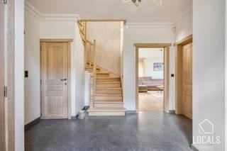 Welkom in deze uitzonderlijke woning waar ruimte, comfort en elegantie elkaar ontmoeten. Gelegen op een prachtig perceel van 1345m² en met een...