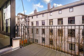 <p><span>IMMO ID BRUXELLES </span><span>biedt u :</span></p><p><span>In de buurt van de site Tour & Taxis, de Vlaamse overheid en tal van faciliteiten (Mobiscore 9,4/10), prachtige nieuwe duplex flat met twee slaapkamers (+/- 100 m2) met terras (+/- 6,20 m2), onmiddellijk beschikbaar. </span></p><p><span> </span></p><p><span>Gelegen op de tweede verdieping van een exclusief gebouw dat toegankelijk is via een privéstraat, bestaat deze lichte eenheid, ontworpen met kwaliteitsmaterialen, uit:</span></p><p><span>Een aangename hal met aparte wc, een mooie woonkamer met een grote erker met uitzicht op het prachtige terras, een U-vormige ingerichte keuken, een eigen trap, een nachthal met aparte wc, twee lichte slaapkamers met balkon, een mooie badkamer (bad met bad en douchekolom - dubbele wastafelmeubel - meubelkolom - verwarmd handdoekenrek), en een technische ruimte / wasruimte.</span></p><p><span>Goed rendement mogelijk bij verhuur!</span></p><p><span> </span></p><p><span>Duurzame en verantwoorde aspecten garanderen uitstekende energieprestaties. EPB certificaat: B (minimum). </span></p><p><span>Fietsen- en kinderwagenstalling aanwezig.</span></p><p><span> </span></p><p><span>Een must-see !</span></p><p><span>Prijs : 330,000 </span></p><p><span>Verkoop van de grond onderworpen aan registratierechten (12,5%) en de gebouwen onderworpen aan 21% btw. </span></p><p><span>Een parkeerplaats en een kelder maken het aanbod compleet en kunnen worden aangeboden voor 29.000.</span></p><p><span> </span></p><p><span>Aanbod onder voorbehoud van overeenstemming met de verkopers.</span></p><p><span>Niet-contractuele informatie</span></p><p><span> </span></p>