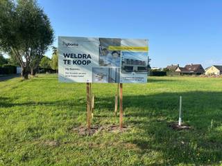 Op dit mooie villaperceel van 415 m² in Sijsele krijgt jouw nieuwe thuis alle ruimte. 

De bouwvoorschriften laten één of twee bouwlagen met een vlak of hellend dak toe. Zo kies je zelf de indeling en architectuur die het best bij jouw gezin passen. 

Samen met Hyboma bouw je een energiezuinige woning op maat, tegen een vaste prijs. Dankzij de zuidwest oriëntatie geniet je bovendien volop van je tuin.