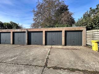 <p>Op de tweede verdieping van een kleinschalige residentie vinden we dit aangename hoekappartement met 3 slaapkamers terug. Het appartement beschikt bovendien over een zuidgericht terras en er zijn geen vaste kosten.</p>
<p>INDELING</p>
<p>We betreden het appartement via de inkomhal (2,1m²), voorzien van een gastentoilet met handenwasser.</p>
<p>Vanuit de inkomhal komen we in de leefruimte (30m²), gelegen aan de voorzijde van het appartement en voorzien van een laminaatvloer.</p>
<p>Via een glazen deur bereiken we de aparte keuken (7m²), afgewerkt met een keramische tegelvloer. De keuken is uitgerust met een koelkast, combi-microgolfoven, inductiekookplaat, dampkap en een stijlvolle zwarte spoelbak met afdruipvlak. Aan het werkblad zijn bovendien voldoende stopcontacten voorzien.</p>
<p>Het appartement beschikt over drie slaapkamers van respectievelijk 6m², 8m² en 13,5m².</p>
<p>De badkamer (6m²) is ingericht met een enkel lavabomeubel, kolomkast en een inloopdouche.</p>
<p>Tot slot beschikt het appartement over een aangenaam zuidgericht terras van 7m².</p>
<p>BIJZONDERHEDEN<strong><br />- </strong>Zuidgericht terras<br />- Geen vaste kosten<br />- Verbetering van het EPC in aanvraag<br /><br />Waarborg: 3 maanden - plaatsbeschrijving: €160 + BTW per partij<br />Beschikbaar vanaf 01/11/2026</p>
<p><strong>BEZOEKMOMENT</strong></p>
<p>Woensdag 7 oktober.</p>
<p><strong>Inschrijven voor het bezoekmoment is verplicht.</strong></p>