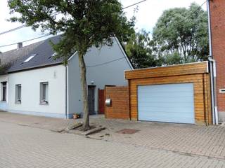 VALIMMAS verhuurt deze knusse en volledig gerenoveerde, energiezuinige driegevelwoning met garage (deels open carport met geautomatiseerde sectionaalpoort) en een gezellig ingericht terras.
Het gelijkvloers bestaat uit een inkomhal, een ruime living, een ingerichte keuken, een wasplaats en een berging.
De verdieping herbergt een overloop met bureelruimte, 2 ruime slaapkamers, en een ingerichte badkamer met ligbad.
Uitgerust met alle hedendaags comfort, sfeervolle decoratie, onmiddellijk instapklaar. Inclusief de thans aanwezige verlichting en gordijnen. CV: hoogrendementketel op aardgas. Alarmsysteem. Geïsoleerd dak en gevels, zeer gunstige EPC-waarde.
Rustig en residentieel gelegen, op wandelafstand van een bushalte.
Huisdieren niet toegelaten.
___________
| Bezoekmoment inplannen? Dat kan eenvoudig via onze website www.valimmas.be. Klik vervolgens op de blauwe knop "BEZOEK DIT PAND" bij het pand van je keuze. Let op: afspraken maken kan enkel nog online.
__________|