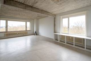 Centraal gelegen loft met prachtig uitzicht over de stad Antwerpen! Deze loft bevindt zich op de 6de verdieping van residentie ‘Windekind’ en ligt op wandelafstand van winkels en openbaar vervoer.<br /><br />Het appartement met betonvloer is ingedeeld als volgt: inkomhal, lichtrijke woonkamer, volledig ingerichte keuken met kasten en toestellen (waaronder kookfornuis, oven, koelkast, spoelbak en vaatwasser), twee ruime slaapkamers en een ingerichte badkamer met ligbad/douche, dubbele lavabo en aansluiting voor was- en droogkast.<br /><br />Algemene onkosten bedragen 250 euro / maand (INCL. provisie verwarming, privatief waterverbruik, poetsen gemene delen, onderhoud lift, onderhoud tuin, ...)! <br /><br />Als extra troeven beschikt het appartement over een overdekte parkeerplaats en een gemeenschappelijke tuin.