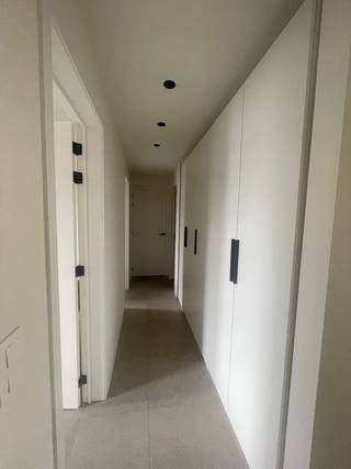 Gezellig en ruim appartement met veel lichtinval gelegen nabij het centrum van Geel.Het appartement bestaande uit:- Inkomhal- Woonkamer- Keuken met...