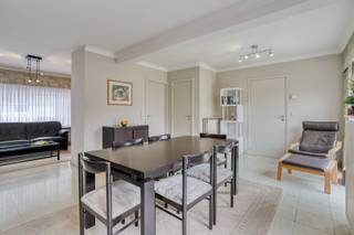 Deze goed onderhouden halfopen gezinswoning met vier slaapkamers, garage en westgerichte tuin is ideaal voor wie op zoek is naar een ruime en...