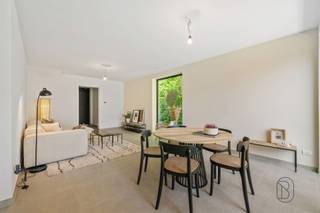 <p>Ontdek deze halfopen bebouwing op een rustige, uiterst centrale locatie in Harelbeke, vlak naast het stadspark en op wandelafstand van de Markt, het cultuurcentrum, een schooltje en diverse handelszaken. Een ideale plek voor wie graag centraal woont met alle voorzieningen dichtbij.<br /><br />Troeven: energiezuinig (dankzij de warmtepomp, zonnepanelen en vloerverwarming), instapklaar, centraal gelegen, kwalitatieve afwerkingen<br /><br />Indeling: inkomhal met gastentoilet, een ruime en lichtrijke leefruimte met open, kwalitatief afgewerkte keuken voorzien van alle apparaten, een praktische berging en toegang tot de aangelegde tuin met terras en een handig zijpoortje. Daarnaast is er een oprit en garage aanwezig. Op de eerste verdieping bevinden zich drie volwaardige slaapkamers, een apart toilet en een moderne badkamer.<br /><br />En nog meer goed nieuw: door de lage E-peil 0 betaal je de eerste 5 jaar geen onroerende voorheffing, aankoop aan 6% btw (i.p.v. 21%) is hier mogelijk en de eerste koper van de drie woningen krijgt een korting van €25.000. <br /><br />Interesse? Plan je bezoek via feline@immobeguin.be</p>