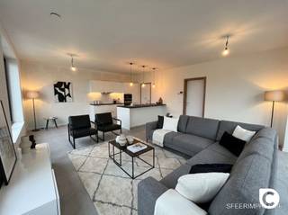 <p><span>Ruim 2-slaapkamerappartement in nieuwbouwcomplex</span></p><p><span>Ontdek dit moderne 2 -slaapkamerappartement in het nieuwbouwcomplex Stadsterras.</span></p><p><span>Gelegen in het centrum van Mortsel met winkels, horecagelegenheden en openbaar vervoer op wandelafstand bereikbaar.</span></p><p><span> </span></p><p><span>Leefruimte en keuken</span></p><p><span>De lichtrijke leefriumte en keuken bevinden zich in dezelfde ruimte waardoor u ook vanuit de keuken kan genieten van het uitzicht dat te zien is door het grote schuifraam.</span></p><p><span>Achter het schuifraam bevind zich een groot terras waar u na een drukke dag rustig kan ontspannen.<br />De keuken is uitgerust met een inductie kookplaat, een microgolfoven en oven.</span></p><p><span> </span></p><p><span>Slaapkamers en badkamer</span></p><p><span>De twee slaapkamers, waarvan één grote en één kleinere, beschikken over genoeg ruimte om deze in te richten naar eigen wensen.<br />De badkamer beschikt over een ligbad en 2 lavabo's wat basiscomfort biedt voor uw dagelijkse routine.</span></p>