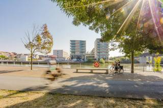 Kaai City introduceert een nieuwbouwproject aan de Havenkaai in Kortrijk. Dit vooruitstrevende concept omvat een reeks casco ruimtes van ca. 79 tot 191 m², ontwikkeld om uiteenlopende professionele invullingen mogelijk te maken.<br /><br />De ruimtes beschikken over grote raampartijen en een aangename plafondhoogte, waardoor ze licht, open en flexibel aanvoelen. Dankzij de casco oplevering kan elke eigenaar de indeling en afwerking volledig afstemmen op zijn eigen activiteit, van kantoor tot commerciële ruimte. Het gebouw wordt bovendien duurzaam verwarmd via aquathermie, wat bijdraagt aan een energiezuinig en toekomstgericht gebruik.<br /><br />Kaai City vormt een nieuwe blikvanger langs de Havenkaai. Het project sluit mooi aan op de dynamiek van deze vernieuwde stadsbuurt, waar water, wonen en werken op een moderne manier samenkomen.<br /><br />Voor wie comfort en bereikbaarheid essentieel zijn, kunnen ondergrondse parkeerplaatsen optioneel bijgekocht worden.<br /><br />Kaai City bevindt zich op een toplocatie aan de Havenkaai, op wandelafstand van centrum Kortrijk, nabij horeca, creatieve hubs en nieuwe stadsontwikkelingen. Een plek waar ondernemerschap, architectuur en waterbeleving samenkomen.<br /><br />Benieuwd naar de mogelijkheden binnen Kaai City?<br /><br />Contacteer ons voor meer info.