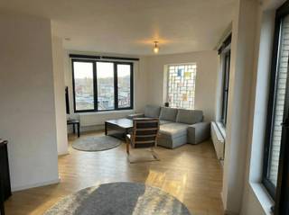 Dit gerenoveerd dakappartement is gelegen in de Zandvlietstraat in Antwerpen en combineert hedendaags wooncomfort met authentieke elementen die...