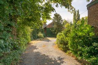 Wonen in alle rust, omringd door groen en weilanden? Dan verdient deze charmante woning aan de Wakkensteenweg 150 te Wielsbeke zeker uw aandacht.<br />Deze kloek gebouwde woning uit 1961 is gelegen op een bijzonder aangename en rustige locatie. Via een privatieve oprijlaan bereikt u de woning, waardoor u geniet van heel wat privacy en een gevoel van ruimte. Deze woning beschikt over een aangename, ruime tuin waar het heerlijk vertoeven is.<br />U komt binnen in een imposante inkomhal met rustieke draaitrap als eyecatcher. Binnen biedt de woning een mooie basis en tal van mogelijkheden. De ruime woonkamer met geïntegreerde eetkamer geniet van een verrassend mooi uitzicht.<br />Een afzonderlijk keuken met eethoek, te renoveren met aansluitend een praktische wasplaats/technische berging.<br /><br />Op het gelijkvloers zijn er 2 volwaardige slaapkamers aanwezig, gastentoilet en badkamer met ligbad, dubbel lavabomeubel en toilet.<br /><br />Op de verdieping is er een zeer grote slaapkamer met een zolderverdieping ernaast. <br />Ook aan bergruimte is er geen gebrek: de woning beschikt over een aparte garage, een zeer ruime zolder die polyvalent kan gebruikt worden. Bovendien is het huis volledig onderkelderd.<br /><br />Deze verborgen parel is op een hoogte gebouwd en is omgeven door zonnige terrassen.<br /><br />Deze karaktervolle woning is toe aan een grote opknapbeurt en kan dankzij haar stevige constructie heel wat renovatiekosten dragen. Wie bereid is de handen uit de mouwen te steken, krijgt hier de kans om de woning volledig naar eigen smaak en wensen te renoveren.<br /><br />Heeft deze woning uw interesse gewekt? <br />Contacteer <strong>Dominique + 32 476 77 31 31</strong> of mail <strong>dominique@vastgoedcanniere.be</strong> voor meer info of een bezoek ter plaatse!<br />