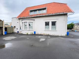 Deze ruime, charmante open bebouwing voor gemengd gebruik ligt aan de belangrijkste invalsweg van Gistel.<br />Wie op zoek is naar een ruime woning met veel potentieel op een goed zichtbare locatie zal hier zijn gading in vinden!<br /><br />De woning omvat een inkomhal, met gastentoilet, een ruime leefruimte met bar, een grote, geïnstalleerde keuken met afzonderlijke zithoek.<br />Op het gelijkvloers werd er enkele jaren terug een extra badkamer gecreëerd.<br />Op de verdieping is er een nachthal, een badkamer met alle comfort en drie kamers, waarvan twee slaapkamers uitzonderlijk groot zijn.<br />Voor de woning is er veel parkeerruimte en indien gewenst kan hier een mooie buitenruimte worden gecreëerd.<br /><br />Dit pand kan dienst doen als ruime gezinswoning of voor mensen met een zelfstandige activiteit.<br />Wil je meer informatie of een bezoek, neem dan contact met Kris via mail naar kris.bauwens@albert.immo of bel 0470/ 51 04 09.