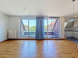 <p><span>Dit lichtrijke appartement is gelegen in een rustige, residentiële wijk op slechts 10 minuten fietsen van het centrum van Gent. Dankzij de ligging vlak bij de Schelde geniet u bovendien van een aangename omgeving, ideaal voor wandelingen en fietstochten.</span></p><p><span>De ruime woonkamer van 26 m² geniet van een mooie lichtinval en biedt rechtstreeks toegang tot het grote terras. De aansluitende keuken is uitgerust met een frigo, spoelbak, oven en keramische kookplaat. Aansluitend bevindt zich een praktische berging met aansluiting voor een wasmachine.</span></p><p><span>Het appartement beschikt over twee slaapkamers van 12 m² en 7 m². De badkamer is voorzien van een douchebad en een dubbele wastafel.</span></p><p><span>Als extra troeven beschikt het appartement over een ondergrondse autostaanplaats, een privatieve kelderberging en gemeenschappelijke fietsenstalling. </span></p><p><span>Met een EPC-label B combineert deze woning wooncomfort met een gunstige energieprestatie. De gemeenschappelijke kosten bedragen €75 per maand. EGW apart af te sluiten.</span></p><p><span>Een aangename woonomgeving, een vlotte bereikbaarheid en een groot terras maken dit appartement geschikt voor wie rustig wil wonen, maar toch dicht bij het centrum van Gent wil blijven.</span></p>
