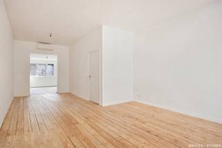 Op zoek naar een instapklaar appartement op een toplocatie? Dit volledig gerenoveerde en lichtrijke triplex appartement bevindt zich op een gegeerde ligging, vlakbij winkels, openbaar vervoer en op wandelafstand van het trendy Zuid.<br /><br />Op de eerste verdieping geniet je van een aangename, lichtrijke leefruimte met aansluitend een open keuken en apart gastentoilet. De tweede verdieping biedt plaats aan een eerste slaapkamer en een moderne badkamer ingericht met een ruime inloopdouche, toilet en dubbele lavabomeubel. Op de derde verdieping bevindt zich de tweede slaapkamer, ideaal als master bedroom, bureau of hobbyruimte.<br /><br />Het appartement werd grondig gerenoveerd en is volledig klaar voor een eerste bewoning.<br /><br />Beschikbaar vanaf 1 april 2026. De laatste afwerkingswerken zijn momenteel in volle uitvoering.<br /><br />Bovendien beschikt het appartement over een gunstige EPC-score, wat zorgt voor een energiezuinig en comfortabel woonklimaat.