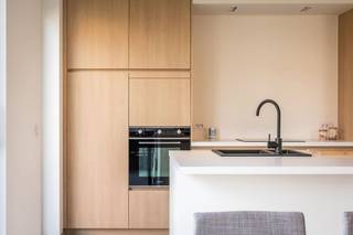 Dichtbij het centrum van Wielsbeke bouwen we in de Boffonstraat 5 nieuwbouwwoningen met oog voor detail en energiezuinigheid. Op het gelijkvloers vind je een inkomhal met gastentoilet, een lichtrijke leefruimte met open keuken alsook bergruimte/garage terug. Op de bovenverdieping vind je drie ruime slaapkamers en een badkamer die is uitgerust met een bad, douche en een dubbele lavabo. De woning omvat vloerverwarming op de benedenverdieping en convectoren op het verdiep in combinatie met een warmtepomp lucht/water.
<ul>
<li>Energiezuinige woning;</li>
<li>Licht en ruimte staat centraal;</li>
<li>Vloerverwarming op het gelijkvloers;</li>
<li>Warmtepomp lucht -water;</li>
<li>Zuidgerichte tuin;</li>
<li>Afwerking kies je zelf.</li>
</ul>
Interesse? Geef ons een seintje.