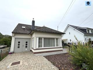 <p><span>OPENHUISDAG OP AFSPRAAK WOENSDAG 23 SEPTEMBER</span></p><p><span> </span></p><p><span>OPEN BEBOUWING MET 3 SLAAPKAMERS, GARAGE EN TUIN</span></p><p><span>Richtprijs 349.000 euro</span></p><p><span> </span></p><p><span>Deze woning is gelegen in de nabijheid van de belangrijke invalswegen naar Geraardsbergen, Ninove en Zottegem. Winkels, openbaar vervoer en scholen bevinden zich in de nabije omgeving.</span></p><p><span> </span></p><p><span>Deze woning heeft volgende indeling:</span></p><p><span>Op het gelijkvloers treft u de inkomhal, de ruime living met eetruimte en apart de ingerichte keuken met zicht op de tuin. Verder treft u nog een apart toilet, berging, garage, en de eerste slaapkamer met zicht op de velden.</span></p><p><span> </span></p><p><span>Op de eerste verdieping treft u 2 slaapkamers, de badkamer met douche, bad, dubbele lavabo en toilet. Verder is er nog een kleine dressing en toegang tot de zolderruimte.</span></p><p><span> </span></p><p><span>De woning is omgeven door de tuin en biedt een landelijk uitzicht.</span></p><p><span> </span></p><p><span>Kelder aanwezig</span></p><p><span> </span></p><p><span>De woning wordt verwarmd met centrale verwarming op stookolie en een pelletkachel. Verder beschikt de woning over dubbele beglazing in hout en PVC.</span></p><p><span>TROEVEN:</span></p><p><span>- 3 slaapkamers</span></p><p><span>- Inpandige garage </span></p><p><span>- EPC- label D => geen renovatieplicht !!</span></p><p><span> </span></p><p><span>Voor info of bezoek bel 0472/29.25.04 of stuur een mail naar louis@svena.be</span></p><p><span> </span></p><p><span>Deze gegevens zijn louter informatief en wij kunnen niet aansprakelijk gesteld worden voor eventuele onjuistheden. De bewoonbare oppervlakte is slechts indicatief.</span></p><p><span> </span></p><p><span>Stedenbouwkundig uittreksel/inlichtingen in aanvraag!!</span></p><p><span> </span></p>