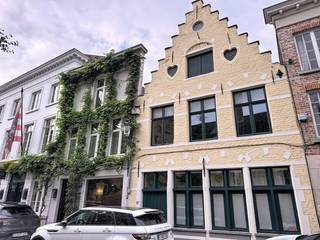 Brugge centrum: Een huis met twee harten! Dit volledig instapklaar huis is een parel in de binnenstad! In de inventaris van bouwkundig...