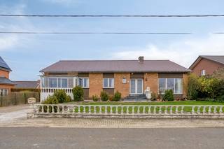 Wonen in het hart van het groen, met zicht op uitgestrekte velden en de seizoenen als decor? Dat kan in deze woning aan de Nieuwstraat 18 in...