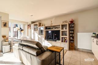 Dit tweeslaapkamerappartement bevindt zich in een jonge residentie (2015) en is volledig instapklaar. In de omgeving zijn er tal van buurtwinkels en u bereikt het strand, centrum en alle andere faciliteiten in een handomdraai. <br /><br />Binnenin het appartement is er een logische indeling met een ruime inkomhal en vestiairehoek bij het betreden van het pand. Verder is er de lichtrijke leefkamer waar er een eet-en leefhoek is alsook de open keuken. Aanpalend bevindt zich hier het overdekt terras waar het gezellig zitten is. <br /><br />Voorts zijn er nog twee ruime slaapkamers aanwezig alsook een badkamer (uitgerust met een dubbele lavabo en douchecabine).<br /><br />Tot slot is er nog een handige berging met aansluiting voor een wasmachine. <br /><br />Tevens is er de mogelijkheid tot aankoop van een garagebox (40.000EUR). <br /><br />Dankzij het EPC label A betreft het hier daarenboven een uitermate energiezuinig appartement.<br /><br />Bent u op zoek naar een rustig gelegen woonst, met optie tot garage, in een modern gebouw?<br /><br />Aarzel dan niet en neem contact op voor meer info of een afspraak!<br /><br />