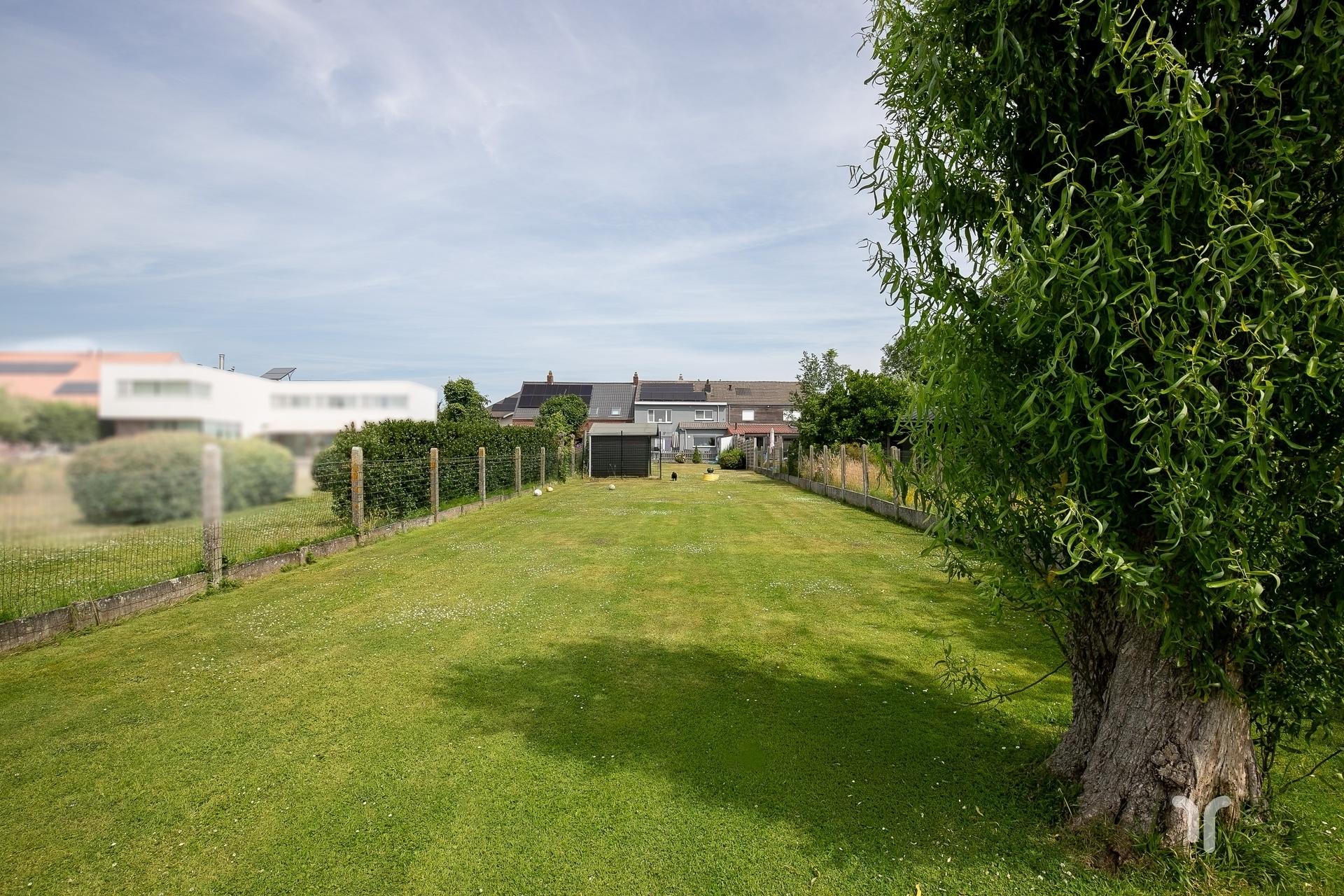 Instapklare, gesloten bebouwing op rustige ligging met 3 slaapkamers, garage en prachtige tuin. - foto 2