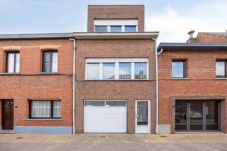 <p>Deze instapklare bel-etagewoning bevindt zich op een uitstekende locatie, vlakbij het centrum en de winkels, en met vlotte verbinding naar de A12 en de N16. Een ideale kans voor wie op zoek is naar comfort en bereikbaarheid.</p><p>Troeven van deze woning:</p><ul><li>Instapklare woning.</li><li>Gelijkvloers met garage, slaapkamer en berging (extra doucheruimte hier eventueel te installeren) en terras.</li><li>Eerste verdieping met lichtrijke woonkamer met aangrenzende keuken, toilet en terras.</li><li><p>Tweede verdieping met twee slaapkamers en badkamer.</p><p><br /> </p></li></ul><p>Interesse? Aarzel niet om een bezoek in te plannen!</p>