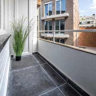 LUXE APPARTEMENT OP AAA-LOCATIE! Dit luxueus & onberispelijk appartement (5°V) met 2 SLAAPKAMERS en zonnig TERRAS bevindt zich op een...