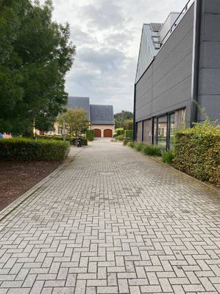 Instapklare, moderne loft met 1 slaapkamer, nabij centrum Geel, met garage in kleine residentie.Loft bestaat uit open woonruimte met keuken,...