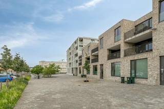 Dit appartement (Bj 2016) is gelegen op een gegeerde locatie op het Schelde-Eiland in Oudenaarde. De ideale uitvalbasis: aan de Schelde en nabij de Markt. <br /><br />Het lichtrijke én energiezuinige appartement telt 2 slaapkamers en heeft een zuidgericht terras. Inclusief een ondergrondse autostaanplaats en berging. <br /><br />Het appartement is momenteel verhuurd, wat het eveneens interessant maakt als investeringsopportuniteit.<br /><br />INDELING:<br />* leefruimte<br />* open keuken<br />* berging / technische ruimte<br />* zuidgericht terras<br />* hal met apart toilet<br />* slaapkamer 1<br />* slaapkamer 2<br />* badkamer met inloopdouche en lavabomeubel <br /><br />ALGEMENE INFORMATIE:<br />* zuidgericht terras <br />* EPC B<br />* ondergrondse autostaanplaats en berging<br />* ventilatie type D<br />* centrale verwarming op gas (radiatoren) <br />* aluminium schijnwerk <br /><br /><br />Bestuursmaatregelen in het maatregelenregister: in aanvraag