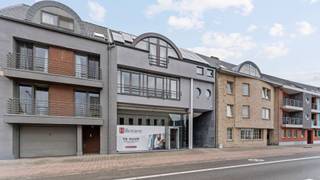 In het hart van Weelde, op een absolute toplocatie, bevindt zich dit instapklare gebouw bestaande uit een handelspand met magazijn en garage op...