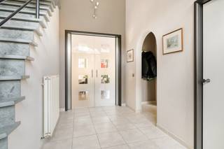 In een bijzonder groene en rustige omgeving, waar privacy en wooncomfort hand in hand gaan, bevindt zich deze hoogwaardige en energiezuinige villa...