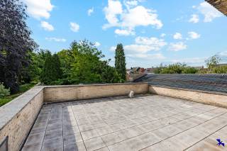 Welkom in Zele!<br /><br />Bent u op zoek naar een instapklaar appartement met een ruim zonneterras op een centrale locatie? Zoek niet verder! <br /><br />Gelegen in het centrum, op wandelafstand van winkels, scholen, openbaar vervoer én het marktplein, geniet u hier van alle dagelijkse voorzieningen binnen handbereik. <br /><br />Het appartement beschikt over een inkomhal met gastentoilet en vestiaireruimte. Aansluitend de opvallend ruime en lichtrijke leefruimte met open keuken en berging. De badkamer is uitgerust met een ligbad en wastafel.<br /><br />Verder heeft het appartement twee volwaardige slaapkamers, die beide rechtstreeks toegang bieden tot het zuidoost-georiënteerd terras van maar liefst 50 m².<br /><br />Interesse? Contacteer ons kantoor via info@hiro.be of 03 230 00 14 voor meer informatie of een bezoek ter plaatse.