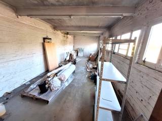 <p><span>RUIM COMPLEX MET VERSCHILLENDE RUIMTES EN CONCIERGEWONING.</span></p><p><span> </span></p><p><span>Voormalig nijverheidscomplex ("Jute Benarez") bestaande uit een grote hangar/  loodscomplex (gekadastreerd als "nijverheidsgebouw") onderverdeeld in verschillende  ruimtes.</span></p><p><span>Deze kunnen mits de nodige stedenbouwkundige vergunningen aangepast en heringedeeld worden.</span></p><p><span> </span></p><p><span>Daarnaast is er een woning aan straatkant (bekend als "conciërgewoning") thans verhuurd als woning (studentenkamers).</span></p><p><span> </span></p><p><span>Gelegen nabij de OUDE DOKKEN, wijk volop in heropleving. </span></p><p><span> </span></p><p><span>Het geheel biedt veel verbouw- en invulmogelijkheden.</span></p><p><span> </span></p><p><span>Totale grondoppervlakte : +/- 1.400 m².</span></p><p><span>Bew. opp. (conciërgewoning) : +/- 452 m²</span></p><p><span>EPC :   kWhm² (F)   UC 3718033-RES-1 Renovatieverplichting.</span></p><p><span>Wche/ Gvg /  Ag / Gom / Gvkr / Gvv</span></p><p><span>Niet overstromingsgevoelig.</span></p><p><span> </span></p><p><span>VRAAGPRIJS   : 2.950.000 €</span></p><p><span>Ligging Pand : Ham 137 te 9000 GENT</span></p><p><span> </span></p><p><span>Bezoeken: enkel mogelijk via telefonisch afspraak via Immo-Eden 09 226.00.63 </span></p><p><span>Beschikbaarheid: na verlijden akte.</span></p><p><span> </span></p><p><span>Status van dit pand : bekijk de status van dit pand op onze website www.immo-eden.be. De publicaties op Immo-Eden.be worden meermaals per week upgedate.</span></p><p><span> Indien er een "optie" geafficheerd is, wil dit zeggen dat er momenteel geen bezoeken meer worden toegelaten vanwege een geïnteresseerde kandidaat. </span></p><p><span>U kan de status op het net verder opvolgen. </span></p><p><span> </span></p><p><span> </span></p><p><span> </span></p><p><span> </span></p><p><span> </span></p>