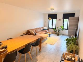 Dit moderne gelijkvloerse nieuwbouwappartement is rustig gelegen aan de rand van Hulshout, maar toch dichtbij alle dagelijkse voorzieningen. Scholen, kleinhandelaars en een bushalte bevinden zich op korte afstand.<br /><br />Het appartement beschikt over een aangename en praktische indeling. Via de inkomhal, voorzien van een apart gastentoilet, komt u in de ruime leefruimte. Aansluitend bevindt zich de volledig uitgeruste keuken, ingericht met onder andere een vaatwasser, oven, vitro-keramische kookplaat en dampkap.<br />Verder beschikt het appartement over een moderne badkamer met lavabo en inloopdouche, twee slaapkamers en een handige berging.<br />Via de slaapkamers  heeft u toegang tot het aangename terras, ideaal om in alle rust van de buitenlucht te genieten.<br /><br />Bij het appartement hoort bovendien een carport met aansluitende buitenberging, wat zorgt voor extra comfort en praktische opbergruimte.<br /><br />Een comfortabele en energiezuinige woonst op een rustige locatie, met alle nodige voorzieningen binnen handbereik.<br /><br />- beschikbaar vanaf 1 december 26<br />- gemeenschappelijke kost 45€ per maand<br /><br />Bekijk nu reeds de foto's op onze website www.dplusvastgoed.be<br />Voor meer informatie of voor een bezoek bel 0497 71 29 18 of mail naar vicky@dplusvastgoed.be<br /> 