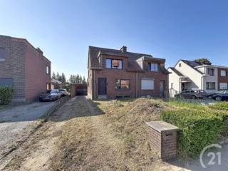 <p>Grotendeels gerenoveerde woning met een garage van 91 m² op een perceel van 6 are 91.</p><p>Op het gelijkvloers is er een inkomhal met gastentoilet, een zeer ruime leefruimte met plaats voor een open bureau naast de zithoek en eetplaats, een keuken (nog te installeren) en een berging.<br />Op de eerste verdieping zijn er 2 grote slaapkamers en een badkamer (kleine afwerkingen nodig).</p><p>Verder is er nog een stockagekelder en zolder.</p><p>Buiten is er een groot bijgebouw met elektrische sectionale poort vooraan en achteraan. Ideaal voor de hobbyist of kleine zelfstandige.</p><p>Achteraan is er nog ruimte om een prachtige tuin aan te leggen.</p><p>EPC: 226 kWh/m² UC: 20260804-0003927209-RES-1</p><p>Wens je een gratis schatting? Vergeet dan zeker geen contact met ons op te nemen!</p><p>Wil jij meer informatie over deze woning? Bel ons dan op 016 90 10 21 of mail naar info@future-home.be.</p><p>Woongebied en Agrarisch gebied, Vergunning, Geen Verkavelingsvergunning, Geen Dagv</p>