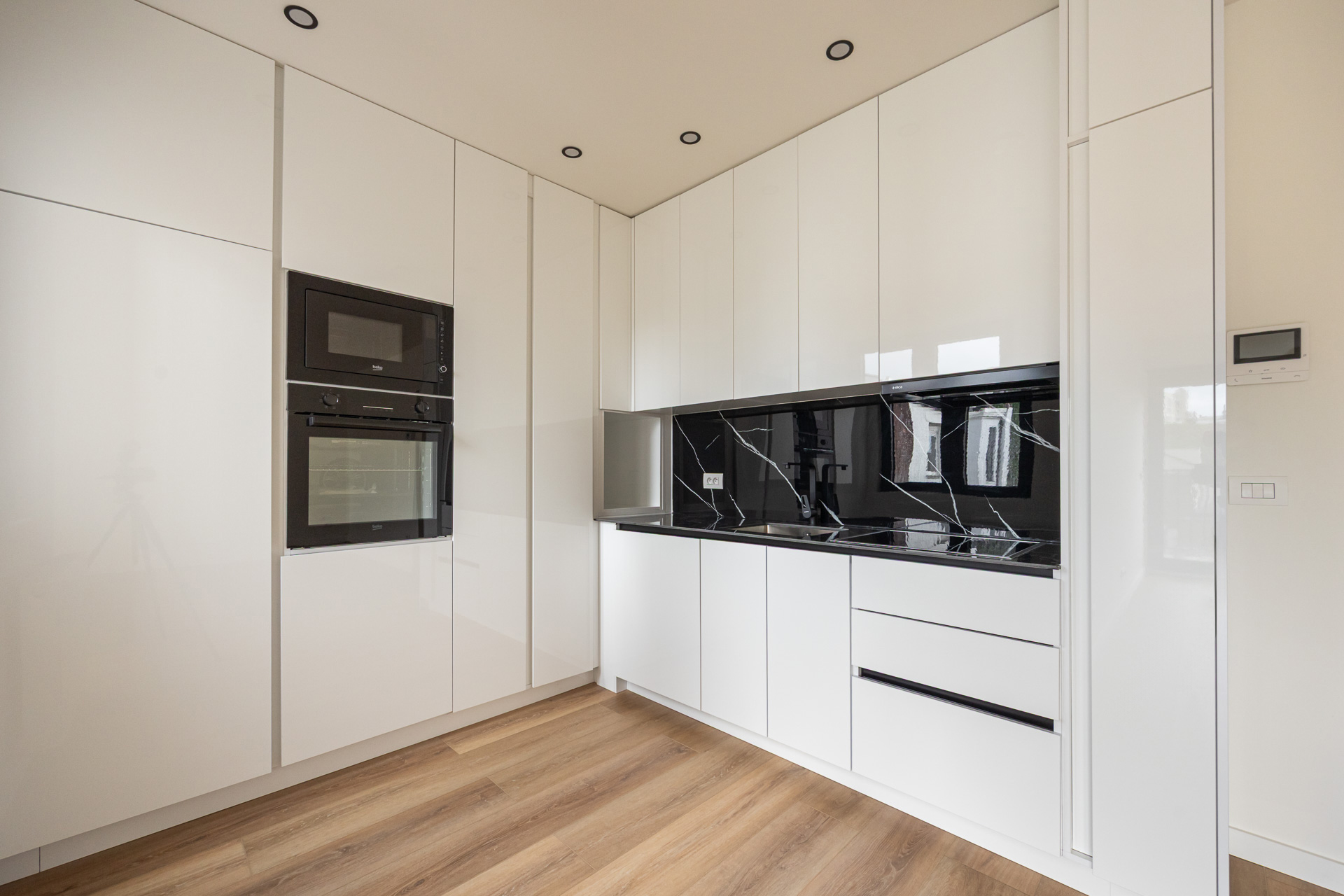 Ruim kwalitatief gerenoveerd 2 slpkappartement met ZW-terras - foto 5