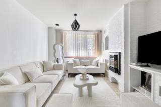 Deze ruime instapklare gezinswoning met 4 slaapkamers aan het Voorhavenpark wordt exclusief aangeboden via Access Estate! <br />BEZOEK OP AFSPRAAK!<br />Maak jouw afspraak via 0472 60 91 51 (telefoon, sms of Whatsapp).<br /><br />Deze gezinswoning bevindt zich in een dynamische en sterk evoluerende buurt, vlakbij de Nieuwe Dokken, en combineert een rustige, groene omgeving met een uitstekende bereikbaarheid naar het historische stadscentrum. Dankzij de gunstige ligging geniet u van een vlotte verbinding met zowel de wagen als het openbaar vervoer. Winkels, scholen, horeca en recreatiemogelijkheden bevinden zich bovendien op wandel- en fietsafstand.<br /><br />De woning onderging de voorbije jaren een grondige renovatie, waarbij de laatste werken werden uitgevoerd in 2020. Hierbij werd gekozen voor kwalitatieve en duurzame materialen, wat resulteert in een instapklare woning met een uitstekende energieprestatie (EPC-label B).<br /><br />Via de inkomhal bereikt u de ruime en lichtrijke leefruimte, bestaande uit een gezellige zithoek met sfeervolle gashaard en een ruime eetplaats. Aansluitend bevindt zich de volledig vernieuwde, moderne keuken met kookeiland en kwalitatieve inbouwtoestellen, die het hart van de woning vormt. Op het gelijkvloers vindt u daarnaast een praktische wasplaats met maatwerkkasten en een badkamer, uitgerust met een ligbad met douchevoorziening, een wastafel en een toilet. Ten slotte is er nog een overdekte koer aanwezig. <br /><br />De eerste en tweede verdieping bieden elk twee ruime, volwaardige slaapkamers, goed voor in totaal vier slaapkamers. Vanuit de achterste slaapkamer op de tweede verdieping bereikt u via een zolderluik de ruime, beloopbare zolder, die tal van mogelijkheden biedt als extra bergruimte.<br /><br />Troeven:<br />• Instapklare gezinswoning <br />• Uitstekende energieprestatie <br />• Gelegen tegenover het groene Voorhavenpark <br />• Vier volwaardige slaapkamers<br /><br />Keuringen:<br />• Asbestattest: Asbestveilig<br />• EPC : label B<br />• Elektrische installatie: conform <br /><br />Heb je interesse in deze instapklare woning met een uitstekende ligging, nabij het centrum van Gent?<br />Contacteer ons vandaag nog en verzeker je van een plaats op de bezoekdag!