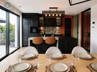 <h2><span>Recent en stijlvol appartement met ruim zuidwestgericht terras</span></h2><p><span>Op zoek naar een </span><span>modern, energiezuinig en instapklaar appartement</span><span> met uitzonderlijk veel buitenruimte? Dit prachtige appartement uit 2021 combineert hedendaags wooncomfort met rust, privacy en een uitstekende bereikbaarheid.</span></p><p><span>Gelegen op de eerste verdieping van een </span><span>kleinschalige en eigentijdse residentie met slechts zes entiteiten</span><span>, geniet u hier van een aangename en rustige woonomgeving.</span></p><p><span>De lichtrijke leefruimte vormt het hart van het appartement en biedt dankzij de grote raampartijen een overvloed aan natuurlijk daglicht. De open, volledig uitgeruste keuken is niet alleen stijlvol, maar werd ook ingericht met oog voor duurzaamheid en praktisch comfort.</span></p><p><span>Een absolute blikvanger is het </span><span>ruime zuidwestgerichte terras van maar liefst ca. 25 m²</span><span>. Een heerlijke plek om in alle privacy te genieten van de middag- en avondzon, gezellig te tafelen of simpelweg tot rust te komen.</span></p><p><span>Het appartement beschikt over </span><span>twee volwaardige slaapkamers</span><span>, een ruime badkamer en een praktische berging/wasplaats. Dankzij de lift is het appartement bovendien vlot bereikbaar.</span></p><p><span>Ook op het vlak van parkeren en energiecomfort laat deze woning niets te wensen over. </span><span>Een privatieve parkeerplaats vooraan én een ruime garagebox achteraan</span><span> zijn inbegrepen in de verkoopprijs. De aanwezige </span><span>zonnepanelen</span><span> zorgen mee voor een energiezuinige woonervaring.</span></p><h3><span>De troeven op een rij:</span></h3><ul><li><span>Recent appartement van bouwjaar 2021</span></li><li><span>Kleinschalige residentie met slechts 6 entiteiten</span></li><li><span>2 slaapkamers</span></li><li><span>Lichtrijke leefruimte</span></li><li><span>Volledig uitgeruste en duurzame keuken</span></li><li><span>Zuidwestgericht terras van ca. 25 m²</span></li><li><span>Ruime badkamer</span></li><li><span>Praktische berging/wasplaats</span></li><li><span>Lift aanwezig</span></li><li><span>Zonnepanelen</span></li><li><span>Privatieve parkeerplaats inbegrepen</span></li><li><span>Ruime garagebox inbegrepen</span></li><li><span>Rustige ligging met vlotte bereikbaarheid</span></li><li><span>Mogelijkheid tot aankoop van het appartement inclusief meubilair</span></li></ul><p><span>Een bijzonder aangenaam appartement dat comfort, ruimte en energiezuinig wonen perfect weet te combineren.</span></p><p><span>Interesse om deze mooie woongelegenheid zelf te ontdekken? </span><span>Contacteer ons vandaag nog voor een bezoek.</span></p>