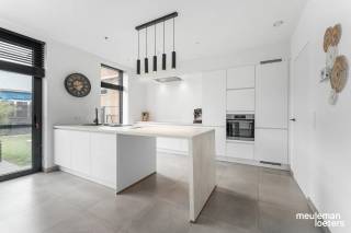 Looking for a spacious, recently built (2022) and energy-efficient home? This move-in ready family house offers an impressive 229 m² of living space on a 325 m² plot, combining modern comfort with a practical layout.<br /><br />Upon entering, you are welcomed into an entrance hall with a guest toilet, leading to the bright living area featuring large windows.<br /><br />The living space seamlessly flows into the open kitchen with a stylish island. The kitchen forms the heart of the home, providing plenty of space for family moments and entertaining friends.<br /><br />Adjacent to the kitchen is a spacious laundry/storage room, perfect for extra storage and keeping the household organized.<br /><br />The house includes four full-sized bedrooms, including a master bedroom with its own dressing room. Additionally, there are two comfortable bathrooms, ensuring optimal comfort for the whole family.<br /><br />A major asset is the very spacious attic with a fixed staircase, offering numerous possibilities as a hobby room, additional storage, or future expansion.<br /><br />Outside, enjoy a pleasant garden with a partially covered terrace, ideal for relaxing in every season. The property also features a carport with an outdoor storage room and ample parking space for three cars on the premises.<br /><br />Technically, this home scores exceptionally well:<br />• Certified electrical installation<br />• High-quality finishes<br />• 8 solar panels<br />• Asbestos-free<br />• Highly energy-efficient (Nearly Zero-Energy Building – E29 – energy label A)<br />• 10,000-liter rainwater tank<br /><br />In short, a spacious and impeccably maintained home offering all the comfort, energy efficiency, and space a modern family could wish for.