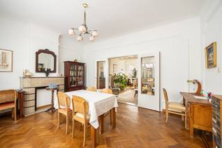 INDELINGGELIJKVLOERSInkomhal met vestiaire en trap naar de 1ste verdieping. Tussengang met ingemaakte kasten. Toiletruimte.Keuken voorzien van...