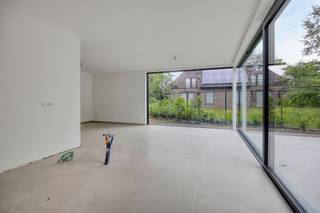 <p>Ben je op zoek naar een instapklare BEN-nieuwbouwwoning met 4 slaapkamers in Hasselt? Dan is deze stijlvolle gezinswoning in de Zestienbundersstraat zeker een bezoek waard. Op een mooi perceel van 6a83 geniet je van hedendaags wooncomfort, een hoogwaardige afwerking en een zonnige, zuidoostgerichte tuin.</p><p>De moderne architectuur met plat dak, warme gevelsteen en grote raampartijen zorgt voor een tijdloze uitstraling en een aangename, natuurlijke lichtinval in elke ruimte. De woning werd volledig afgewerkt én geschilderd, waardoor je zonder extra zorgen meteen kunt verhuizen.</p><p>Op het gelijkvloers kom je binnen in een ruime inkomhal die toegang geeft tot de lichtrijke leefruimte. Dankzij de grote ramen staan binnen en buiten mooi met elkaar in verbinding. De open keuken vormt het hart van de woning en sluit naadloos aan op de leefruimte. Verder beschik je over een praktische berging en een inpandige garage die plaats biedt voor een wagen en extra opslagruimte.</p><p>Op de verdieping bevinden zich vier volwaardige slaapkamers, ideaal voor een gezin, een thuiskantoor of hobbyruimte. De stijlvolle badkamer is volledig betegeld en uitgerust met een ligbad, een aparte douche en een dubbele wastafel.</p><p>Ook de buitenruimte is volledig afgewerkt. De zuidoostgerichte tuin beschikt over een aangelegd terras, een ingezaaid gazon, een omheining en hagen die voor extra privacy zorgen. Hier geniet je van zonnige momenten met familie en vrienden of kunnen kinderen veilig spelen.</p><p>Deze woning voldoet aan de nieuwste energienormen en biedt een bijzonder laag energieverbruik dankzij de warmtepomp, het ventilatiesysteem D, de hoogwaardige isolatie en het zeer gunstige E-peil. Dat resulteert niet alleen in lagere energiekosten, maar ook in een duurzaam en comfortabel woonklimaat. Bovendien voldoet de woning aan de BEN-normen.</p><p>De Zestienbundersstraat bevindt zich in een rustige en residentiële buurt van Hasselt, omringd door groen. Scholen, winkels, openbaar vervoer en recreatiemogelijkheden bevinden zich op korte afstand. Ook het bruisende stadscentrum van Hasselt en de belangrijkste verbindingswegen zijn vlot bereikbaar, waardoor je geniet van een ideale combinatie van rust en bereikbaarheid.</p><p>Voor kopers die voldoen aan de wettelijke voorwaarden is bovendien het verlaagde btw-tarief van 6% mogelijk, wat deze kwalitatieve nieuwbouwwoning extra interessant maakt.</p><p>Wil je deze energiezuinige nieuwbouwwoning zelf ontdekken? Neem gerust contact met ons op voor meer informatie of een bezoek ter plaatse.</p>