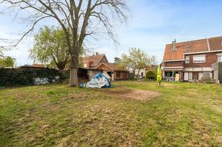 <p>Deze halfopen bebouwing in de Landstraat te Zelzate is gelegen op een mooi perceel van 695 m² en vormt een uitstekende basis voor wie op zoek is naar een woning met ruimte en potentieel om volledig naar eigen smaak te renoveren.</p><p> </p><p>Op het gelijkvloers omvat de woning een inkomhal, ruime leefruimte, keuken, wasplaats, gastentoilet en veranda.</p><p>Op de eerste verdieping bevinden zich drie slaapkamers en een badkamer met ligbad.</p><p>Daarnaast beschikt de woning over een ruime zolder, die tal van mogelijkheden biedt en een kelder.</p><p> </p><p>Buiten geniet u van een aangename omheinde tuin, een aparte garage en een ruime oprit met voldoende parkeergelegenheid.</p><p> </p><p>Interesse om dit pand te bezichtigen?<br />Plan nu uw afspraak in op het nummer 0499/84.71.00 of via chabelli@vastgoeddevos.be.</p><p> </p>