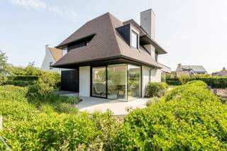Deze prachtige nieuwbouwvilla in een rustige, residentiële wijk is ontworpen door architect Wim Baekelandt (ARCHITEKTEN BURO). De woning...