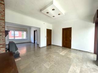 Geluwe: huis met 2 slaapkamers, garage en tuin te koop<br /><br />indeling:<br />Inkom, slaapkamer vooraan, living, slaapkamer achteraan, badkamer, veranda, keuken, kelder, garage, tuin met terras, 2x buiten berging en zolder (3 potentiele slaapkamers mogelijk)<br /><br />troeven:
<ul><li>zeer veel lichtinval</li><li>veel potentieel</li><li>prachtige tuin</li><li>kelder</li><li>garage</li></ul>
<br />renovatieplicht<br /><br /><br /><br /><br />