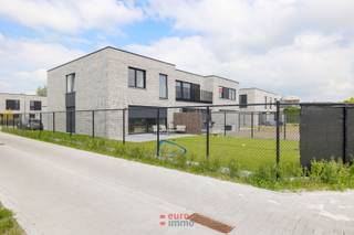 Bent u op zoek naar een instapklare nieuwbouwwoning te koop in Torhout? Deze moderne woning combineert een uitstekende locatie, een hoogwaardige afwerking en een energiezuinig karakter – perfect voor gezinnen én investeerders.<br /><br /><strong>Toplocatie nabij het centrum van Torhout</strong><br />Gelegen aan de rand van het stadscentrum, geniet u van de ideale combinatie van een woning met eigen tuin met ideale bereikbaarheid. Op wandelafstand vindt u alle voorzieningen: bakker, kapper, restaurants en winkels liggen vlakbij.<br /><br /><strong>Kwalitatieve afwerking en hedendaagse technieken</strong><br />De woning werd gebouwd met oog voor detail en duurzaamheid. Grote raampartijen zorgen voor overvloedige natuurlijke lichtinval. Dankzij moderne technieken zoals een ventilatiesysteem D, voldoet deze woning aan de huidige én toekomstige energienormen.<br /><br /><strong>Buitenruimte en comfort</strong><br />Geniet van een onderhoudsvriendelijke, zuid gerichte stadstuin met aangelegd terras – volledig afgewerkt, inclusief omheining. Vooraan beschikt u over een private, afgesloten garagebox, inbegrepen in de prijs. Daar bovenop kan u op eigen terrein nog één of meerdere wagen(s) plaatsen. <br /><br /><strong>Onmiddellijk beschikbaar</strong><br />Gezien deze woning reeds volledig is afgewerkt kan u er bij het verlijden van de notariële akte onmiddellijk uw intrek nemen. Ideaal voor wie fan is van nieuwbouw maar niet graag jaren wacht!<br /><br /><strong>Interessante investering met gegarandeerd rendement</strong><br />Bent u op zoek naar een rendabele investering? Bij verhuur geniet u van een gegarandeerd huurrendement van 3,16% op de verkoopprijs gedurende de eerste 3 jaar.<br /><br />Verkoop onder BTW-stelsel. (grondwaarde onder registratierecht)