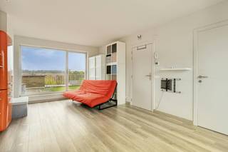 Instapklaar wonen op de bovenste verdieping met de skyline van Roeselare aan uw voeten. Deze unieke studio combineert het stadsleven met ongeziene buitenruimte en absolute rust.<br /><br />De grootste troeven:<br /><br />Twee ruime terrassen: Geniet op elk moment van de dag van de zon (of schaduw). Plaats genoeg voor een eettafel én een gezellige loungeset.<br /><br />Bovenste verdieping: Geen bovenburen, 100% privacy en maximale lichtinval dankzij de grote raampartijen.<br /><br />Panoramisch zicht: Een prachtig, weids uitzicht over de stad.<br /><br />Ideaal als eerste eigen stek, pied-à-terre of slimme investering. Buitenruimte is schaars in de stad, en een studio met deze terrassen is een absolute zeldzaamheid.<br /><br />Mogelijkheid garage mee aan te kopen <br /><br />Klaar om het uitzicht zelf te ervaren?<br />Neem vandaag nog contact op voor meer informatie of een bezoek ter plaatse!<br /><br />Bestuursmaatregelen in het maatregelenregister: in aanvraag