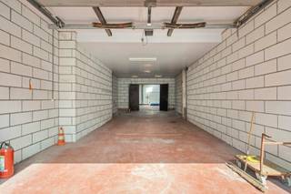 <p>Opslag? Productie? Verkoop? én wonen tegelijk?<br />Hier kan het werkelijk allemaal!<br /><br />In het commerciële centrum van Torhout bieden we dit instapklaar multifunctioneel pand aan.<br />Het pand bestaat uit:<br />- Winkelruimte/burelen (+- 70 m2)<br />- Garage/magazijn/productieruimte (259 m2)<br />- Ruim appartement met 2 slaapkamers (+- 137 m2) met riant terras (50 m2)<br />Het appartement kan nog uitgebreid worden met de zolderruimte van maar liefst 70 m2.<br />Daarnaast is het appartement te bereiken met zowel trap als lift!<br /><br />De prijs betreft een richtprijs. Elk bod boven of onder deze prijs wordt voorgelegd aan de eigenaar die er al dan niet kan op ingaan.<br /><br /><br />Bezoek dit pand om de eindeloze mogelijkheden te ontdekken!<br />Contacteer Nicola via 0479/43 30 86</p>